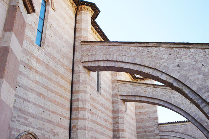 archi rampanti Santa Chiara ad Assisi